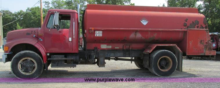 image for item AW9939 1997 International 4700 fuel truck