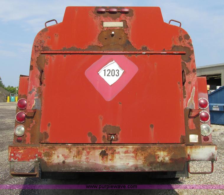 image for item AW9939 1997 International 4700 fuel truck