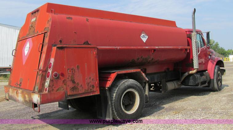 image for item AW9939 1997 International 4700 fuel truck