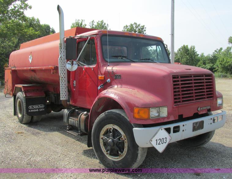 image for item AW9939 1997 International 4700 fuel truck