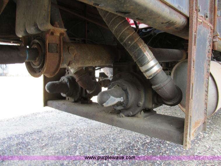 image for item AW9939 1997 International 4700 fuel truck