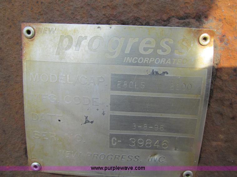 image for item AW9939 1997 International 4700 fuel truck