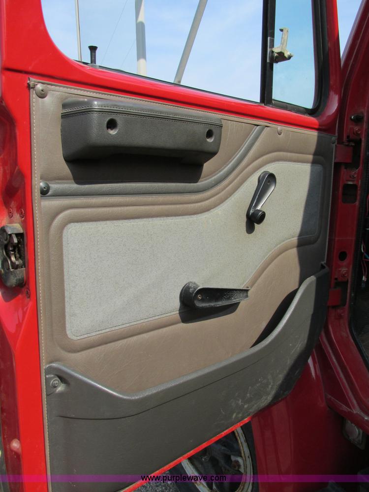 image for item AW9939 1997 International 4700 fuel truck