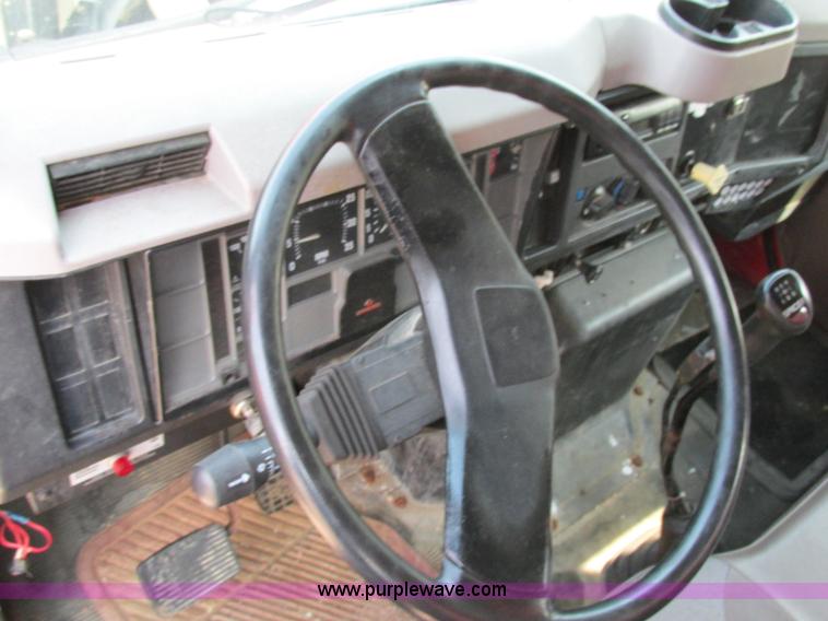 image for item AW9939 1997 International 4700 fuel truck