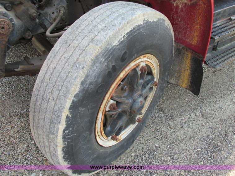 image for item AW9939 1997 International 4700 fuel truck