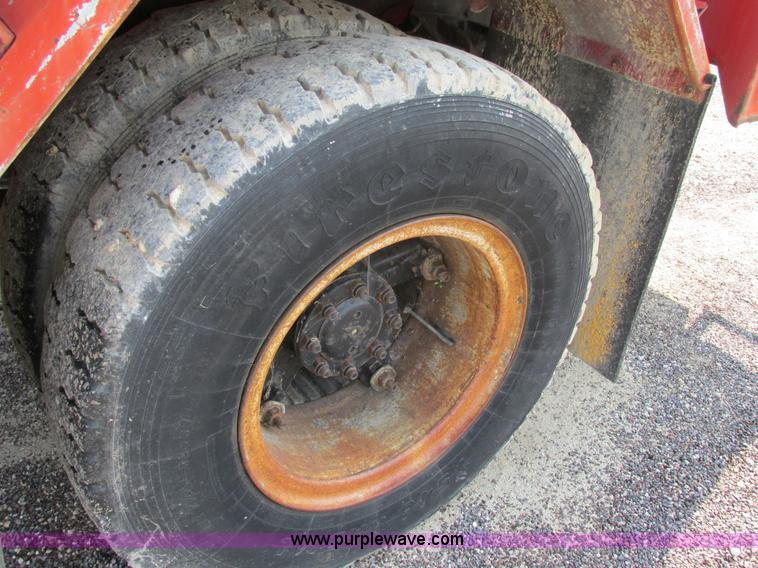 image for item AW9939 1997 International 4700 fuel truck