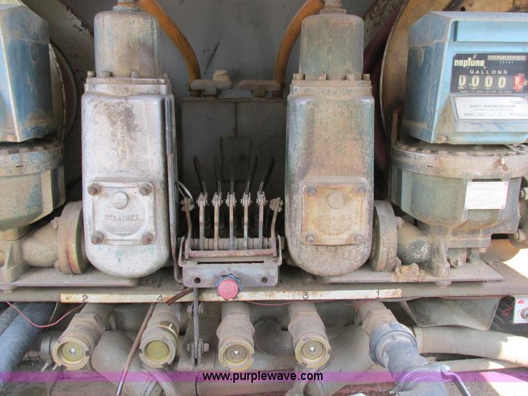 image for item AW9939 1997 International 4700 fuel truck