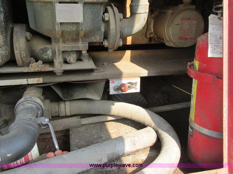 image for item AW9939 1997 International 4700 fuel truck