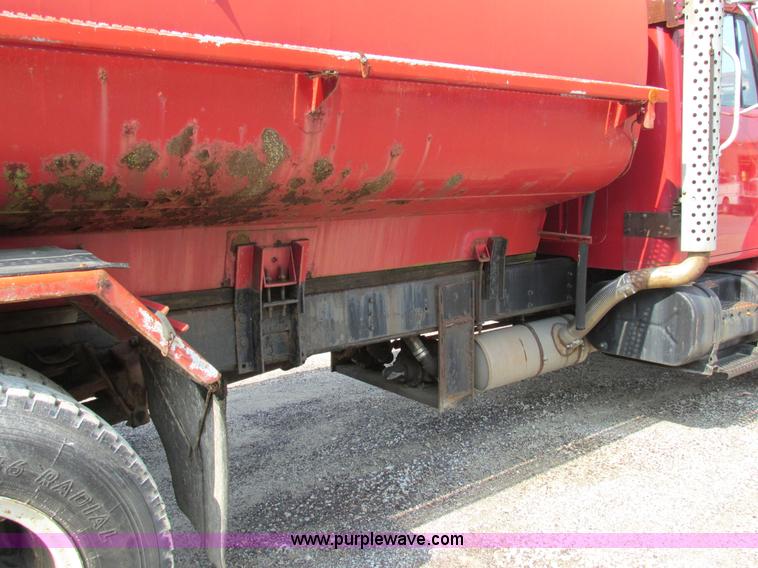 image for item AW9939 1997 International 4700 fuel truck