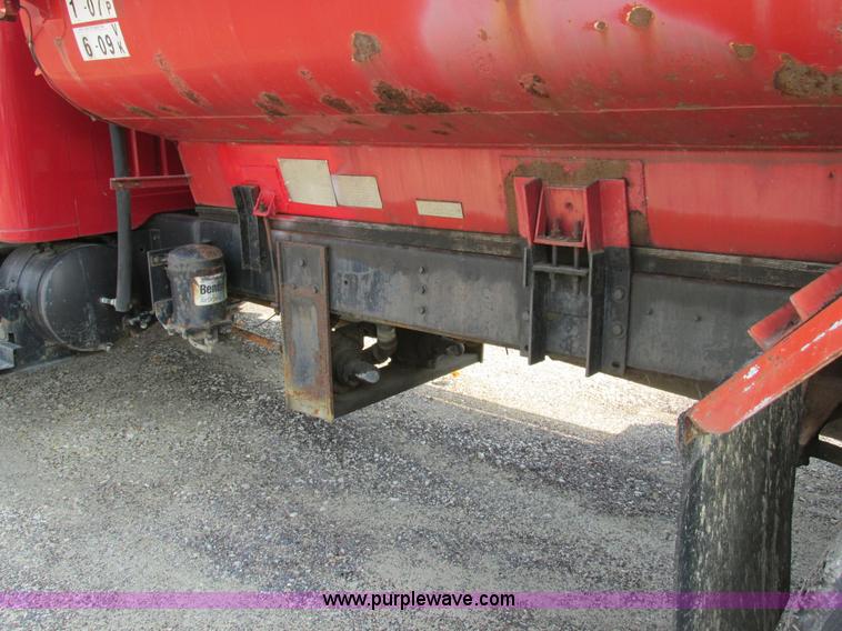 image for item AW9939 1997 International 4700 fuel truck