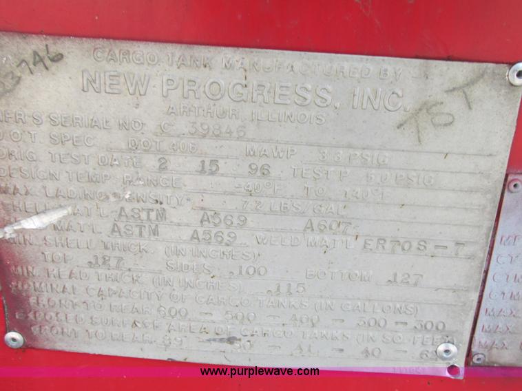 image for item AW9939 1997 International 4700 fuel truck