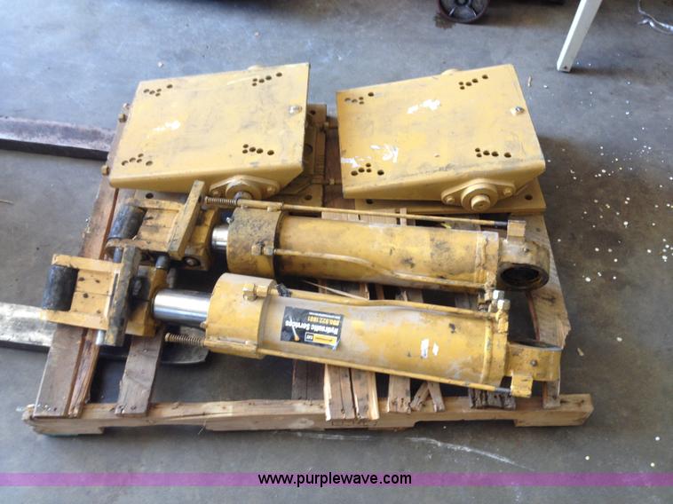 image for item D1151 (2) Caterpillar outrigger cylinders with pads