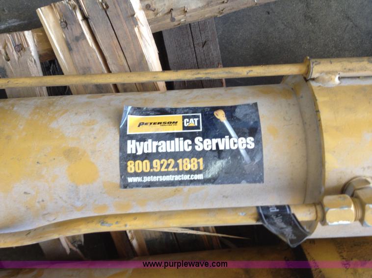 image for item D1151 (2) Caterpillar outrigger cylinders with pads