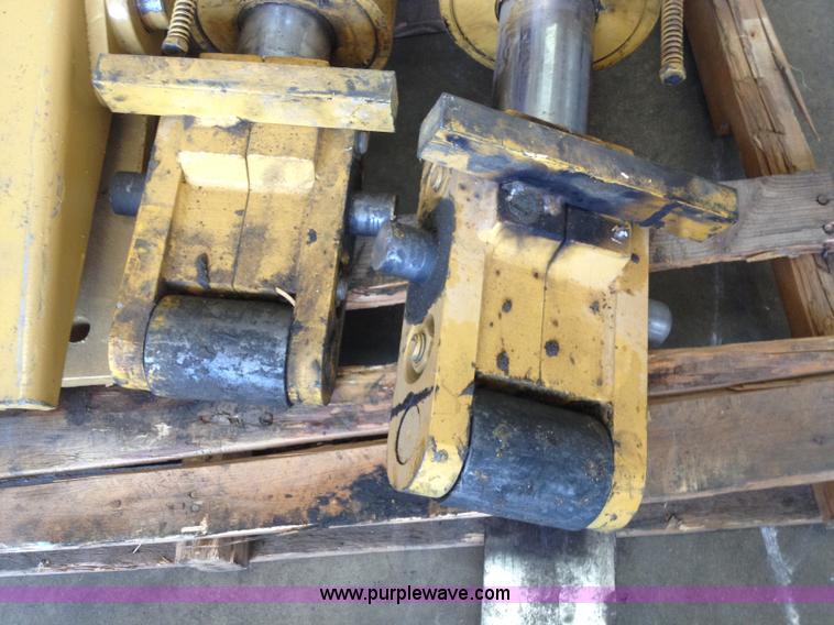 image for item D1151 (2) Caterpillar outrigger cylinders with pads