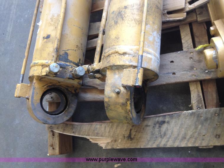 image for item D1151 (2) Caterpillar outrigger cylinders with pads