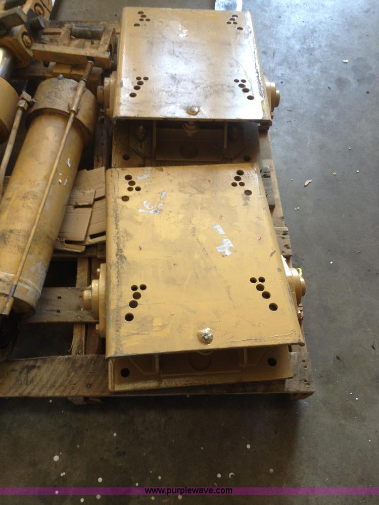image for item D1151 (2) Caterpillar outrigger cylinders with pads