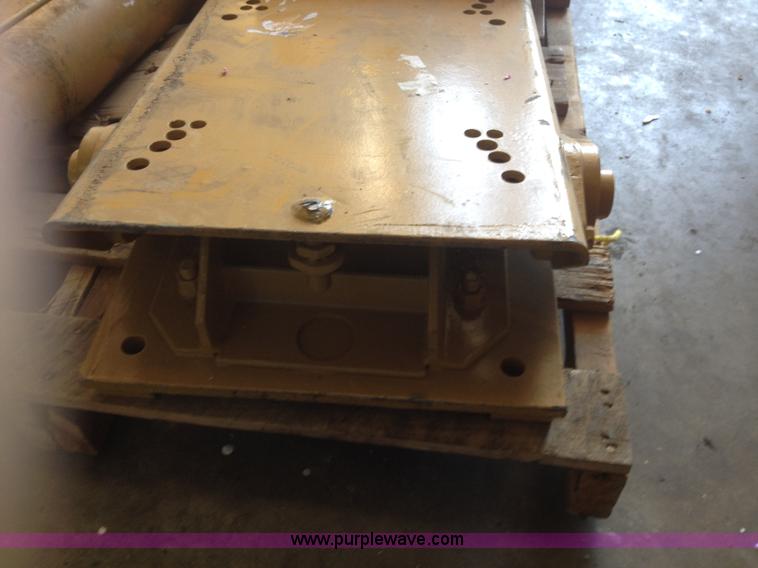 image for item D1151 (2) Caterpillar outrigger cylinders with pads