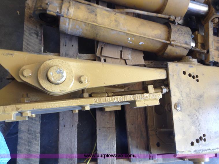 image for item D1151 (2) Caterpillar outrigger cylinders with pads