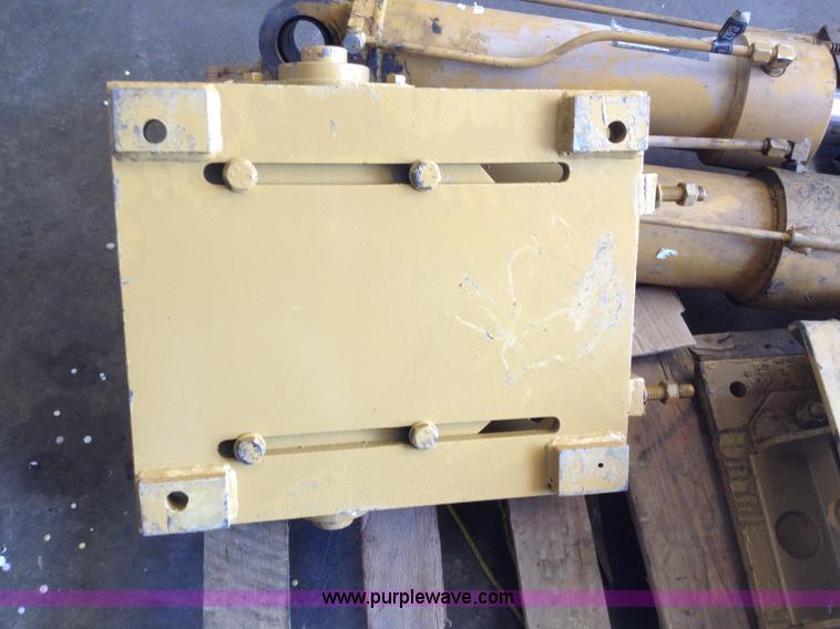 image for item D1151 (2) Caterpillar outrigger cylinders with pads
