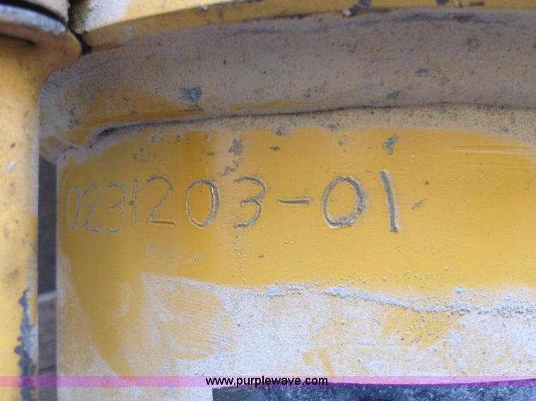 image for item D1151 (2) Caterpillar outrigger cylinders with pads