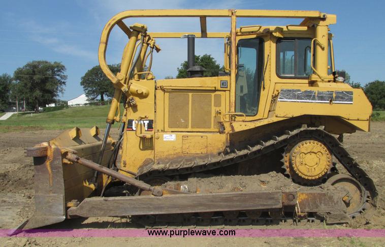 image for item F7467 1987 Caterpillar D7H dozer