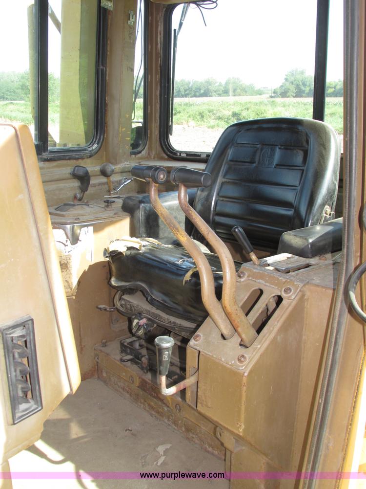 image for item F7467 1987 Caterpillar D7H dozer