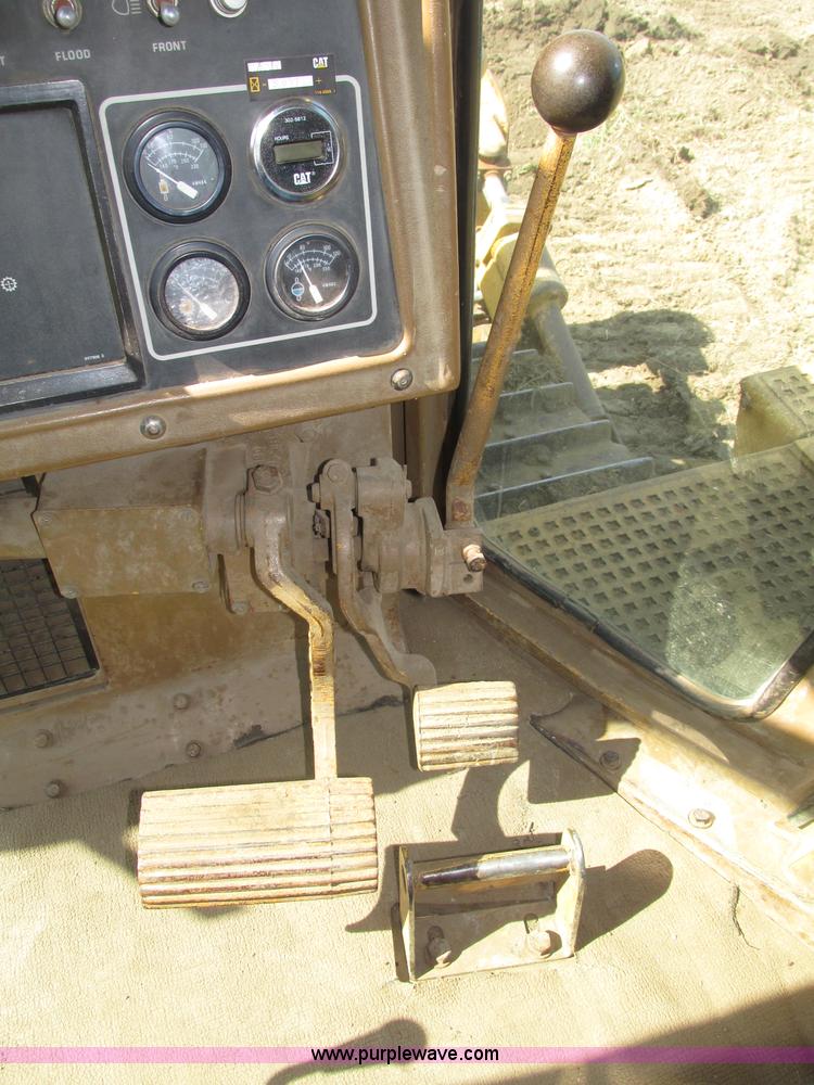 image for item F7467 1987 Caterpillar D7H dozer
