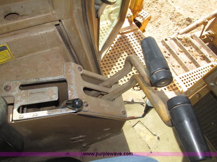 image for item F7467 1987 Caterpillar D7H dozer