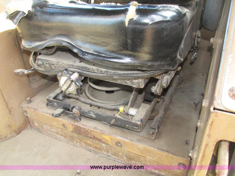 image for item F7467 1987 Caterpillar D7H dozer