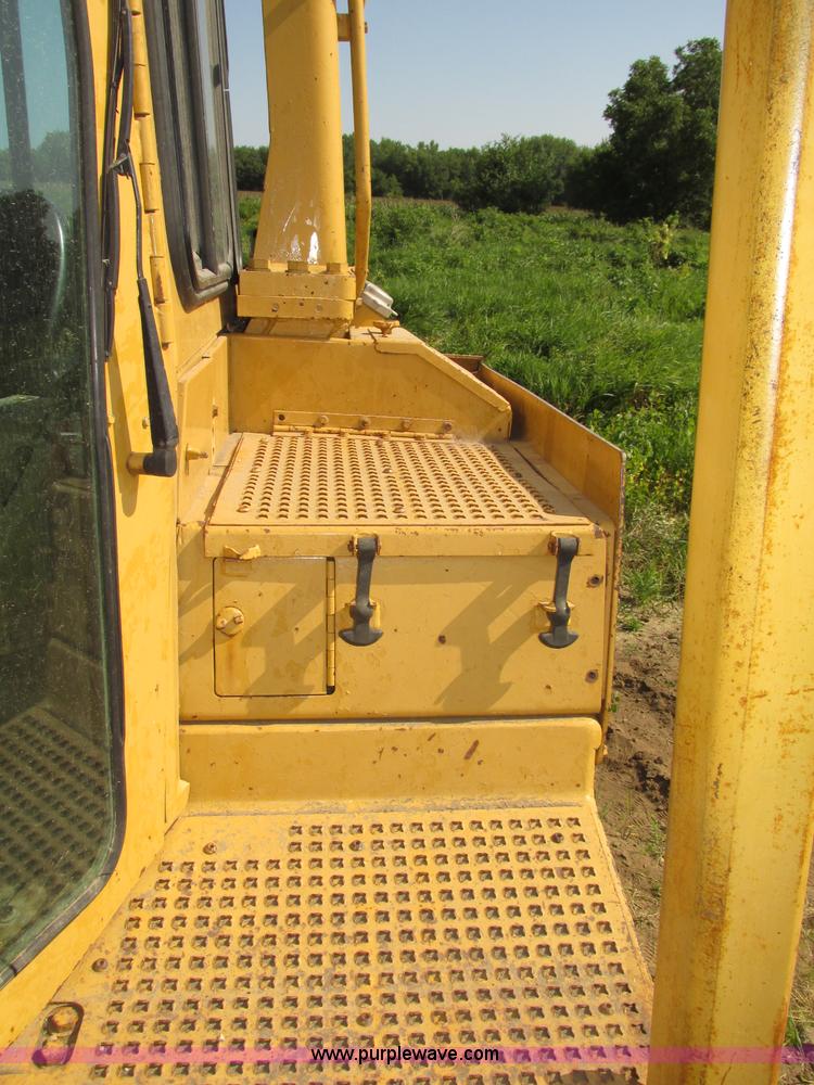 image for item F7467 1987 Caterpillar D7H dozer
