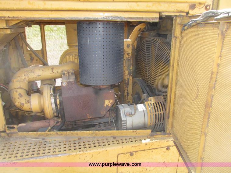 image for item F7467 1987 Caterpillar D7H dozer