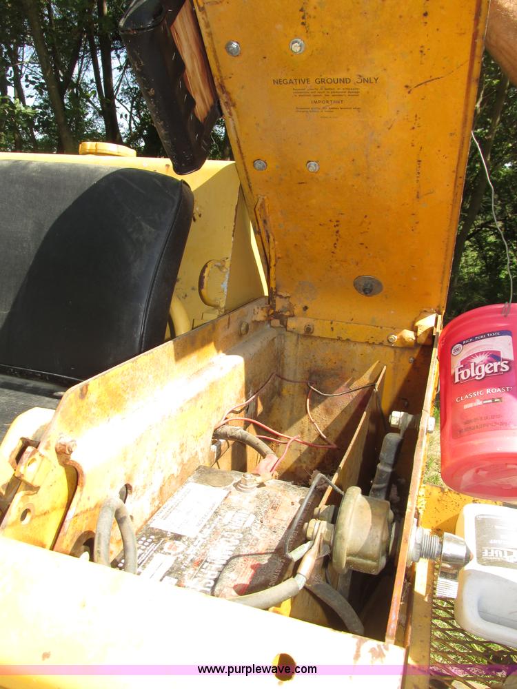 image for item F7468 John Deere 450B dozer