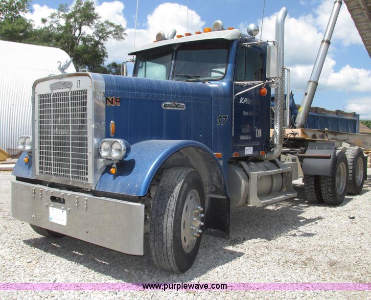 image for item F7469 1984 Freightliner Conventional FLC 120 semi truck
