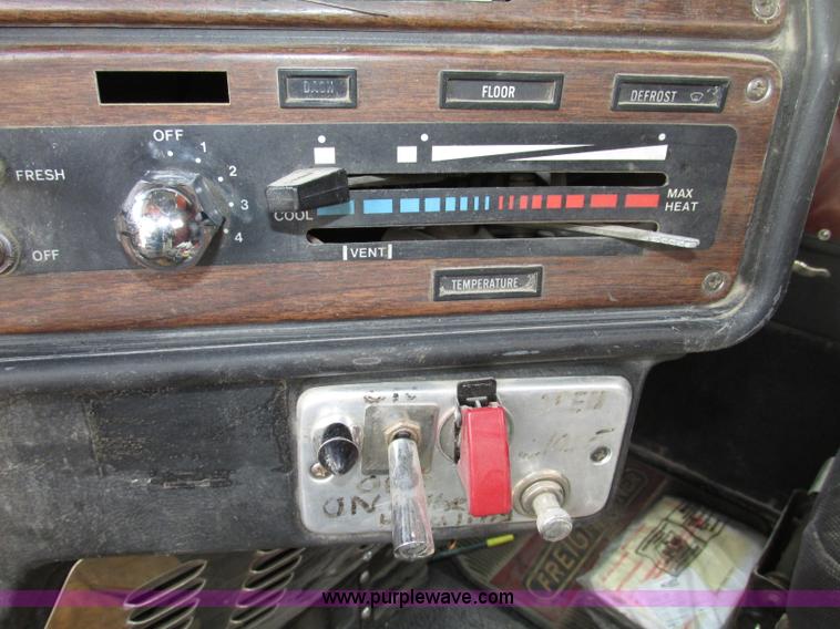 image for item F7469 1984 Freightliner Conventional FLC 120 semi truck