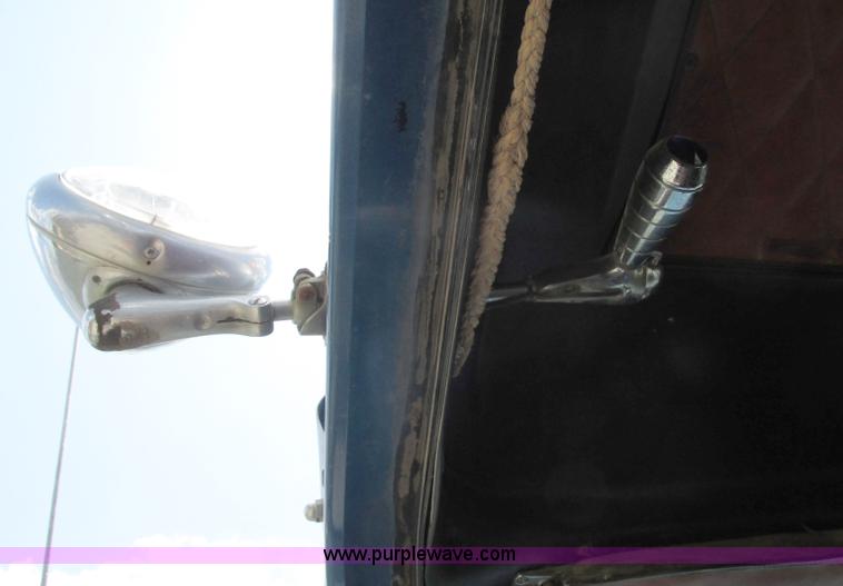 image for item F7469 1984 Freightliner Conventional FLC 120 semi truck