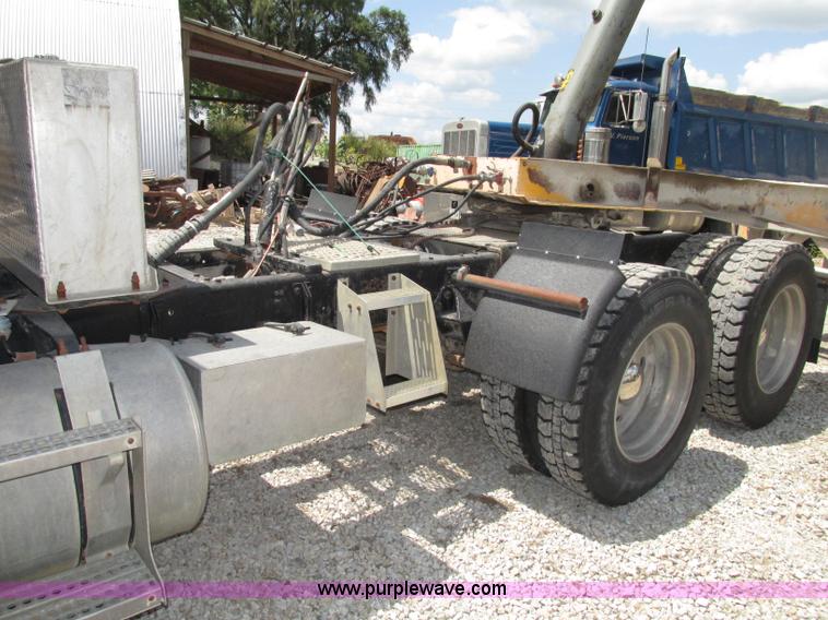 image for item F7469 1984 Freightliner Conventional FLC 120 semi truck