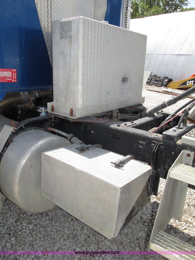 image for item F7469 1984 Freightliner Conventional FLC 120 semi truck