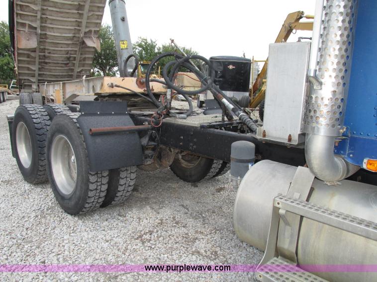 image for item F7469 1984 Freightliner Conventional FLC 120 semi truck