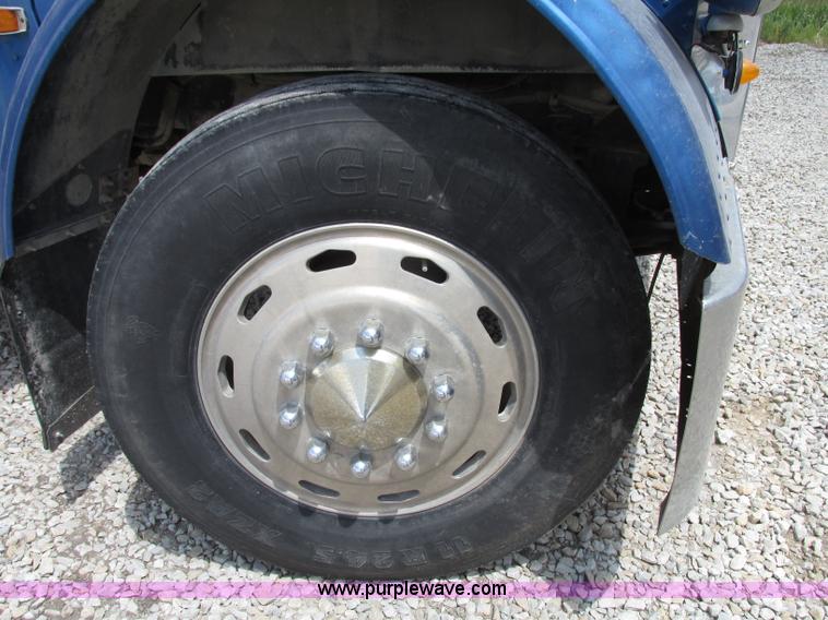 image for item F7469 1984 Freightliner Conventional FLC 120 semi truck