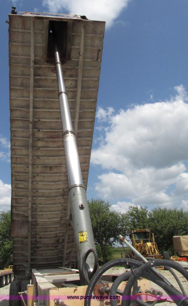 image for item F7470 1995 Borco end dump trailer