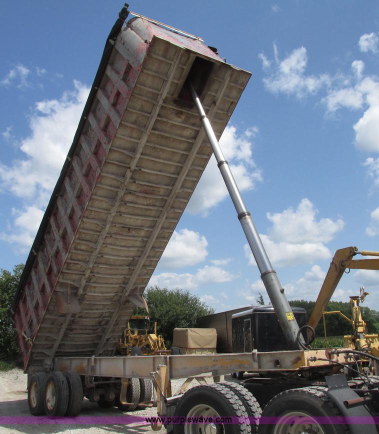 image for item F7470 1995 Borco end dump trailer