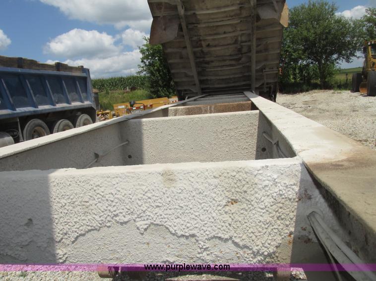 image for item F7470 1995 Borco end dump trailer