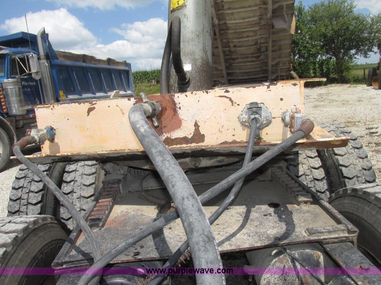 image for item F7470 1995 Borco end dump trailer