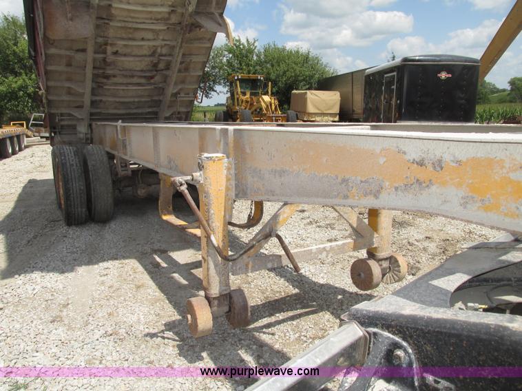 image for item F7470 1995 Borco end dump trailer