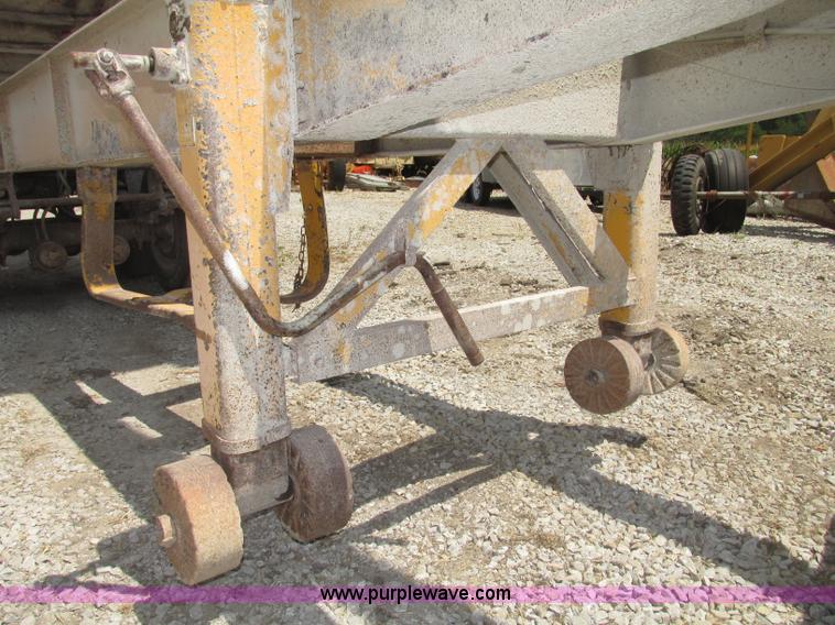 image for item F7470 1995 Borco end dump trailer