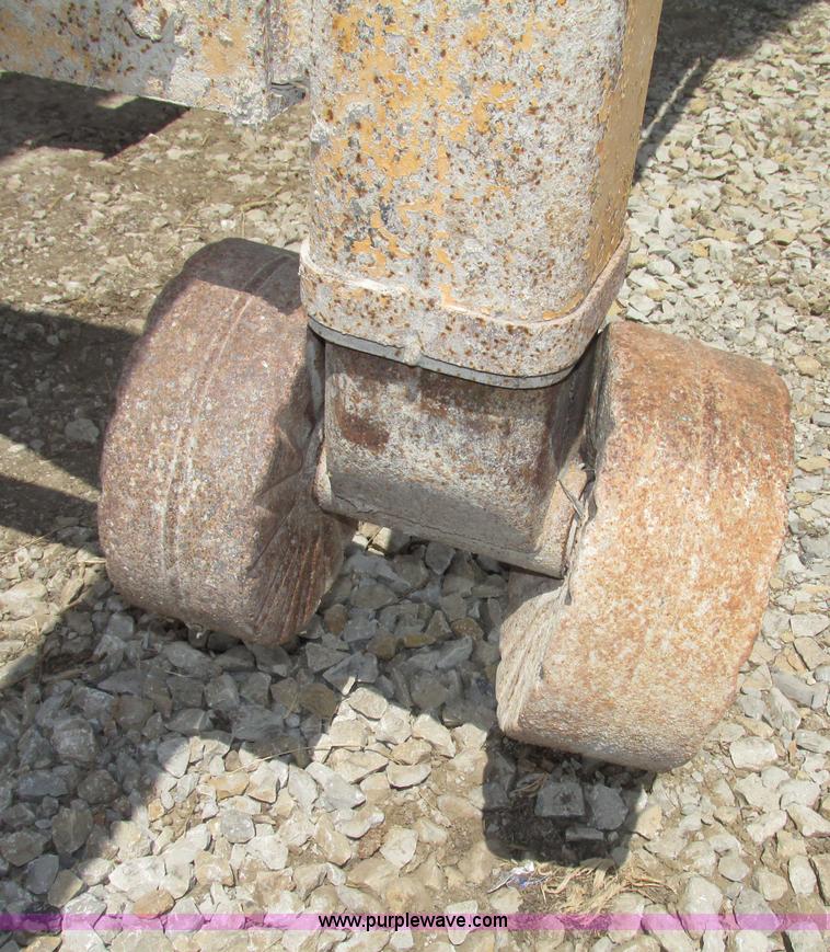 image for item F7470 1995 Borco end dump trailer