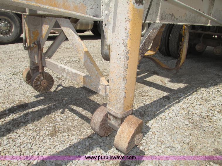 image for item F7470 1995 Borco end dump trailer