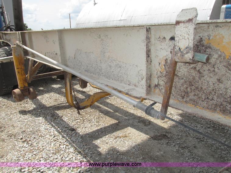 image for item F7470 1995 Borco end dump trailer