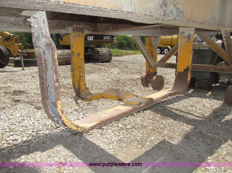 image for item F7470 1995 Borco end dump trailer