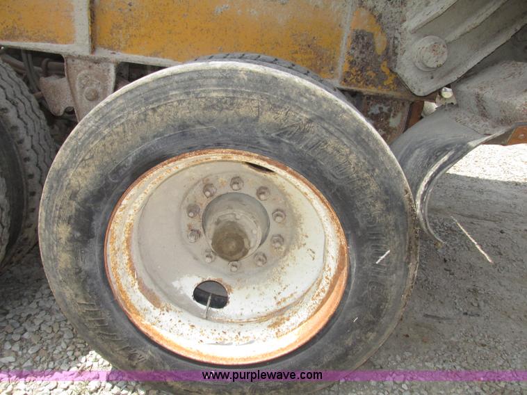 image for item F7470 1995 Borco end dump trailer